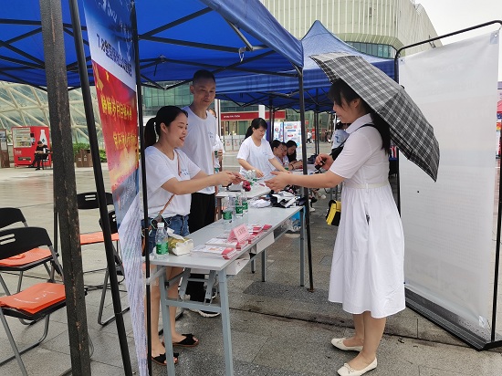 保险机构向来往群众发放宣传资料