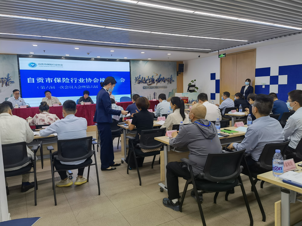 协会成功换届：发放无记名选票中