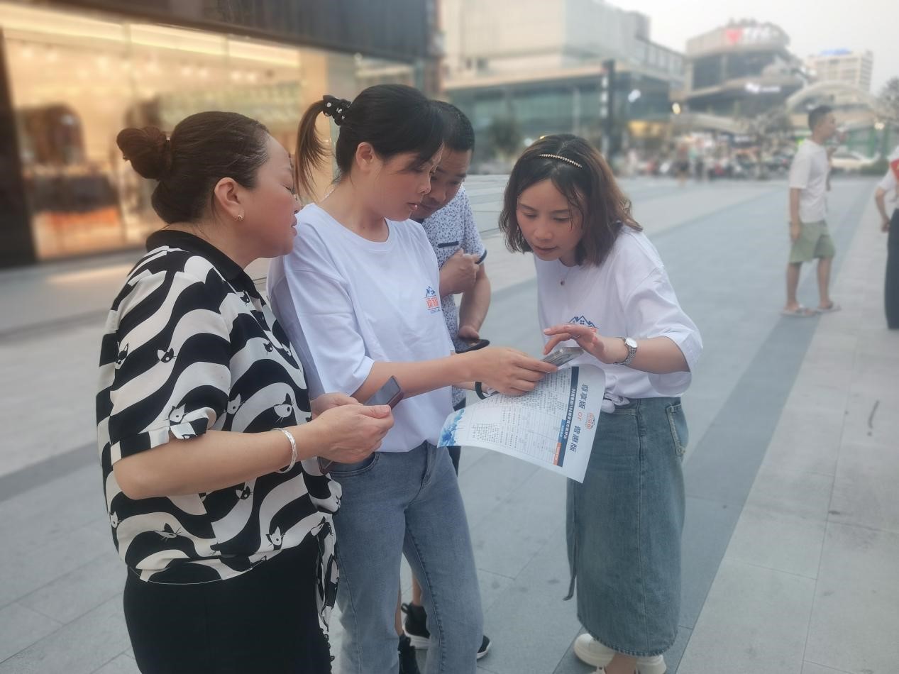 参与活动的工作人员积极向群众推荐“贡家保”