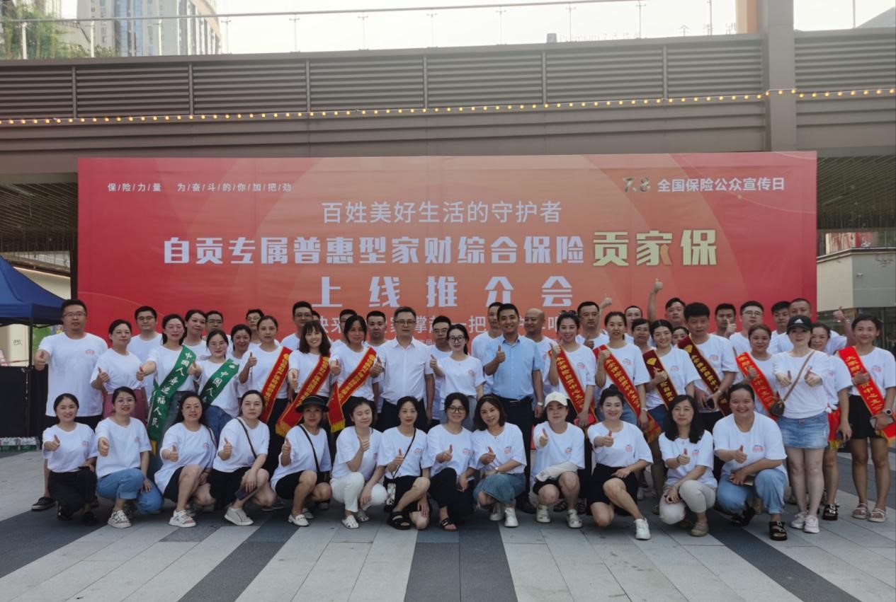 参与活动的全体人员合影留念